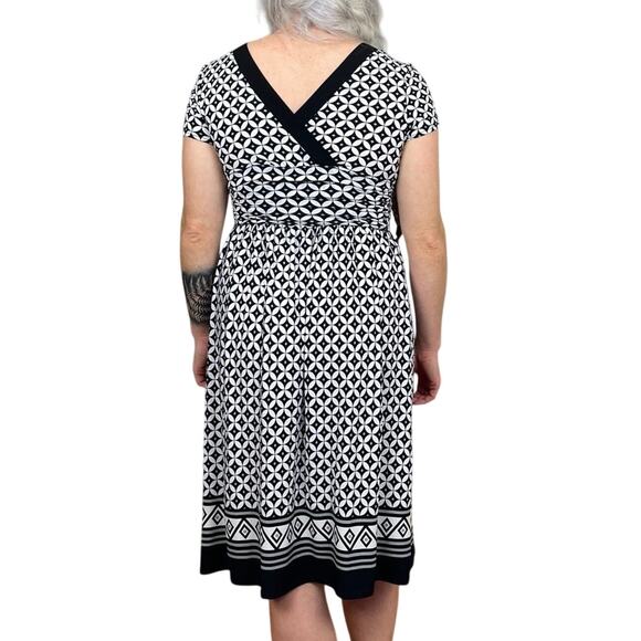 Women's Dress Barn Geometric Black & White V-Neck Midi Dress - Size Small - Picture 7 of 8